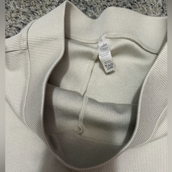 NWT ALO Yoga accolade crew sweatshirt medium seashell blue ✨ new + ribbed shorts - Picture 10 of 10